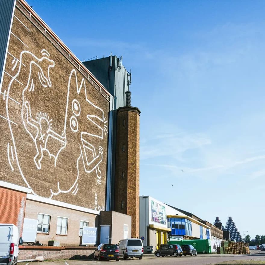 Foodcenter Keith Haring building
wall art