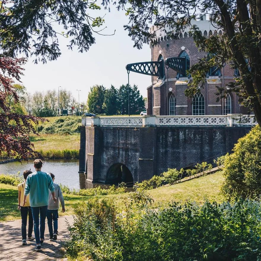 A family walks towards Haarlemmermeermuseum De Cruquius.