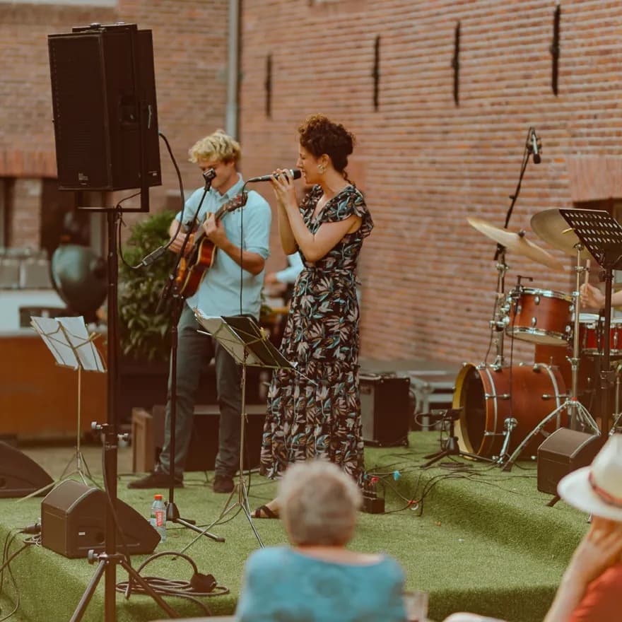 Jazz in de Plantage people enjoying live music in the H'ART Museum garden
