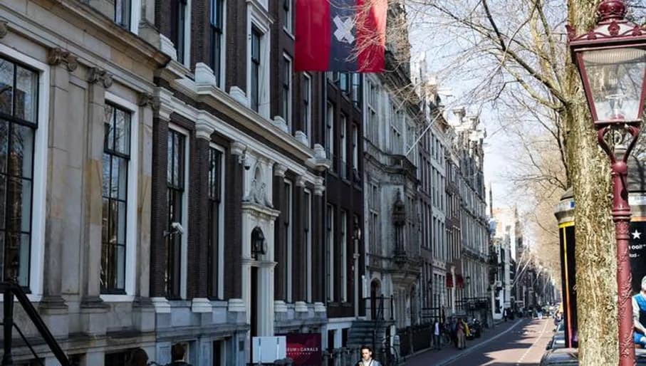 Grachtenmuseum street and building
