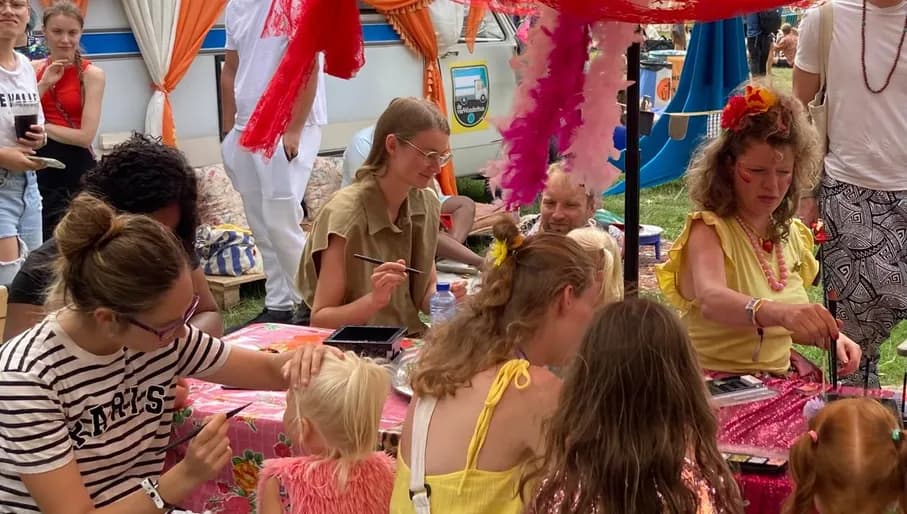 Deelnemers Wij doen mee! schminken de bezoekers