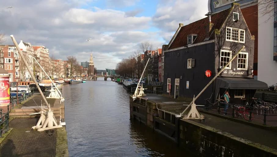 Restaurant de Sluyswacht by the canal