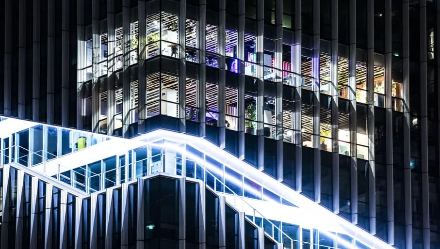 2K9P97Y 2022-10-29 20:26:17 AMSTERDAM - Illuminated office buildings on the Zuidas during the Nacht van de Nacht, an initiative of the Dutch provincial environmental federations with the aim of drawing attention to light pollution. ANP EVA PLEVIER netherlands out - belgium out