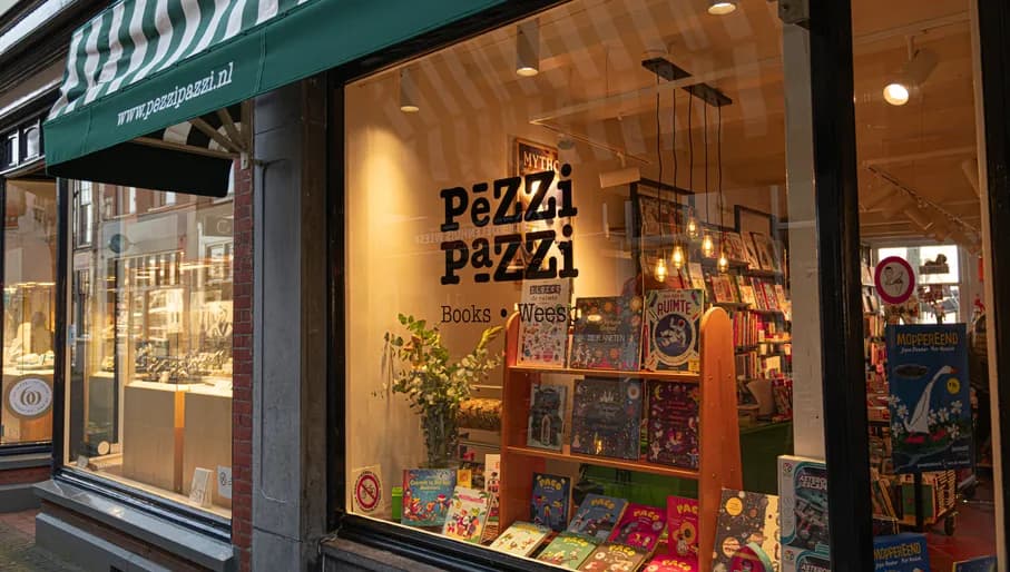 Exterior of Pezzi Pazzi bookstore on Slijkstraat in Weesp