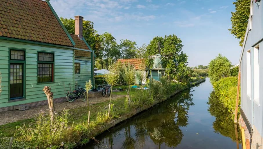 Westzaan is a so-called 'Lintdorp', a village where the houses are built like a ribbon along the water).