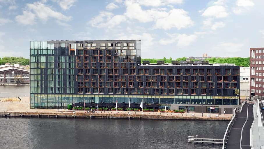 Hotel Jakarta exterior.