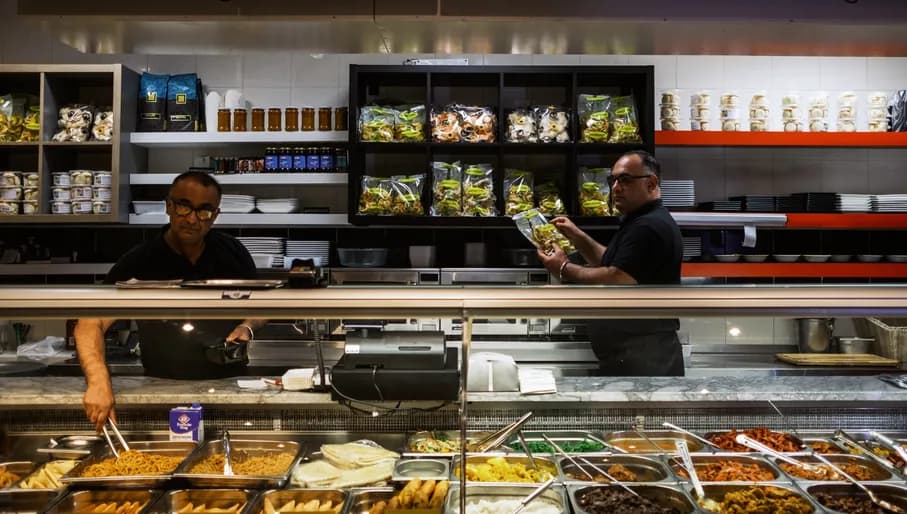 De Hapjeshoek restaurant counter and food display