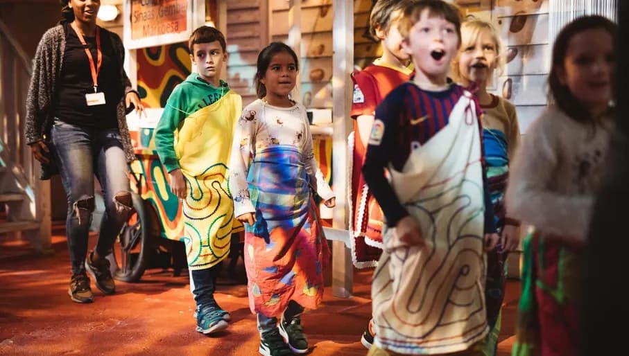 Wereldmuseum Amsterdam Sabi Suriname kids walking in a line