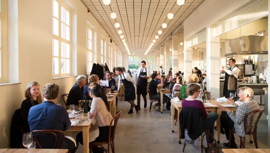 De Scheepskameel people having dinner inside