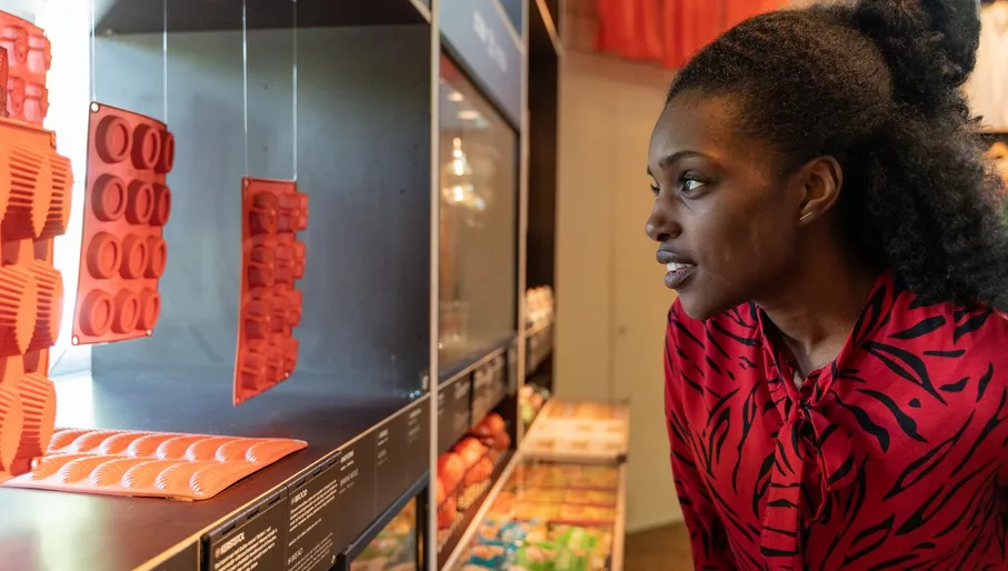 A woman visiit an exhibition at the Tropenmuseum.