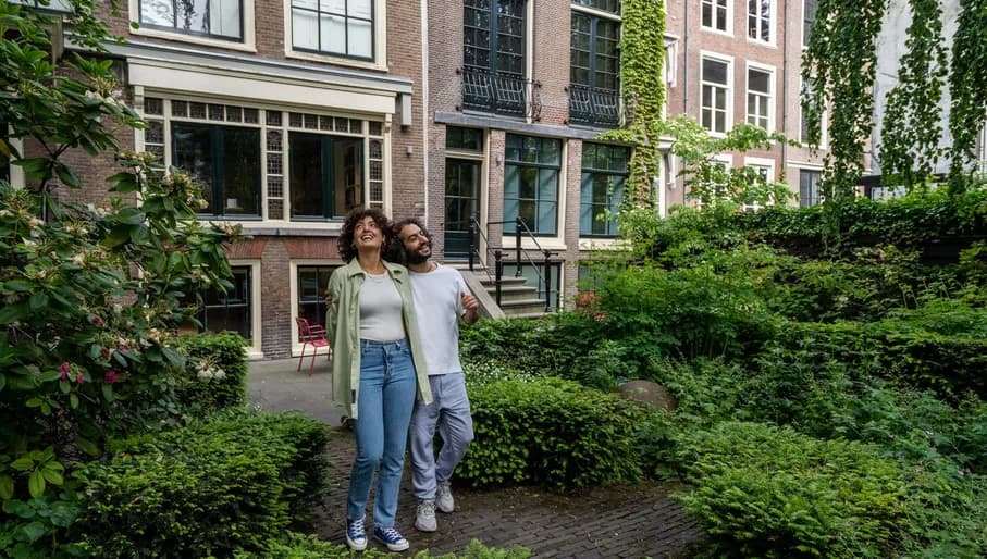A couple in the garden of Huis Marseille.