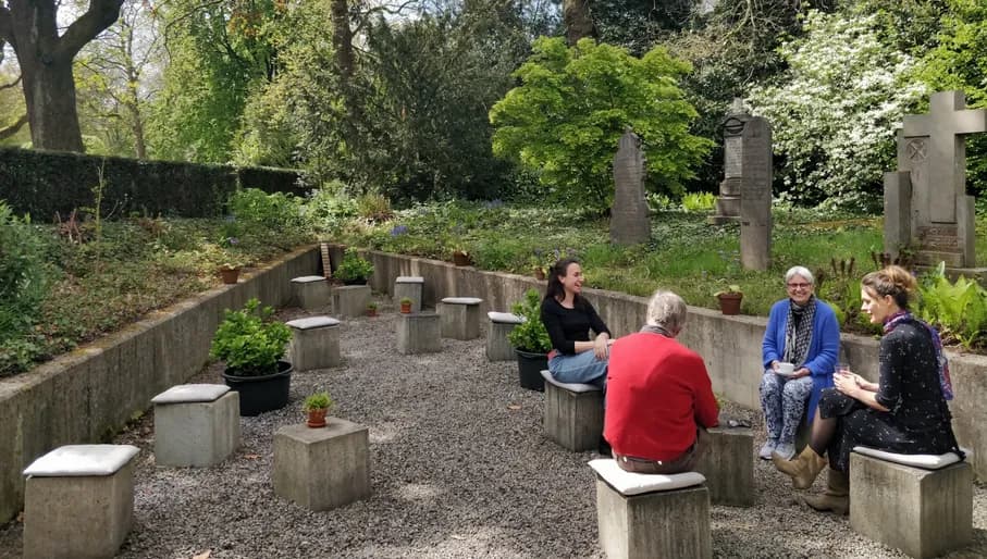 Museum Tot Zover people sitting in the garden
