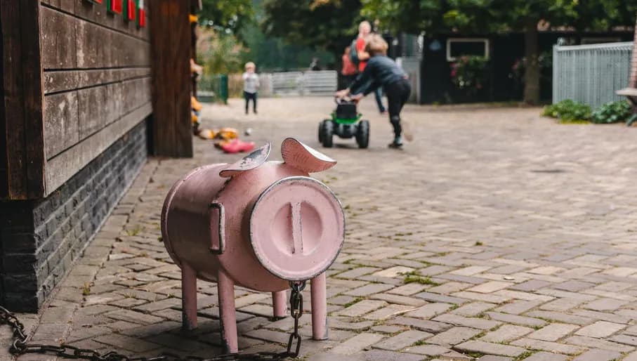 Children playing at the Elsenhoeve farm
