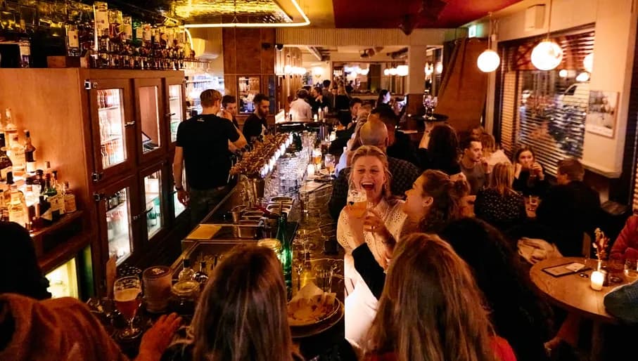 Arie café-restaurant people having drinks