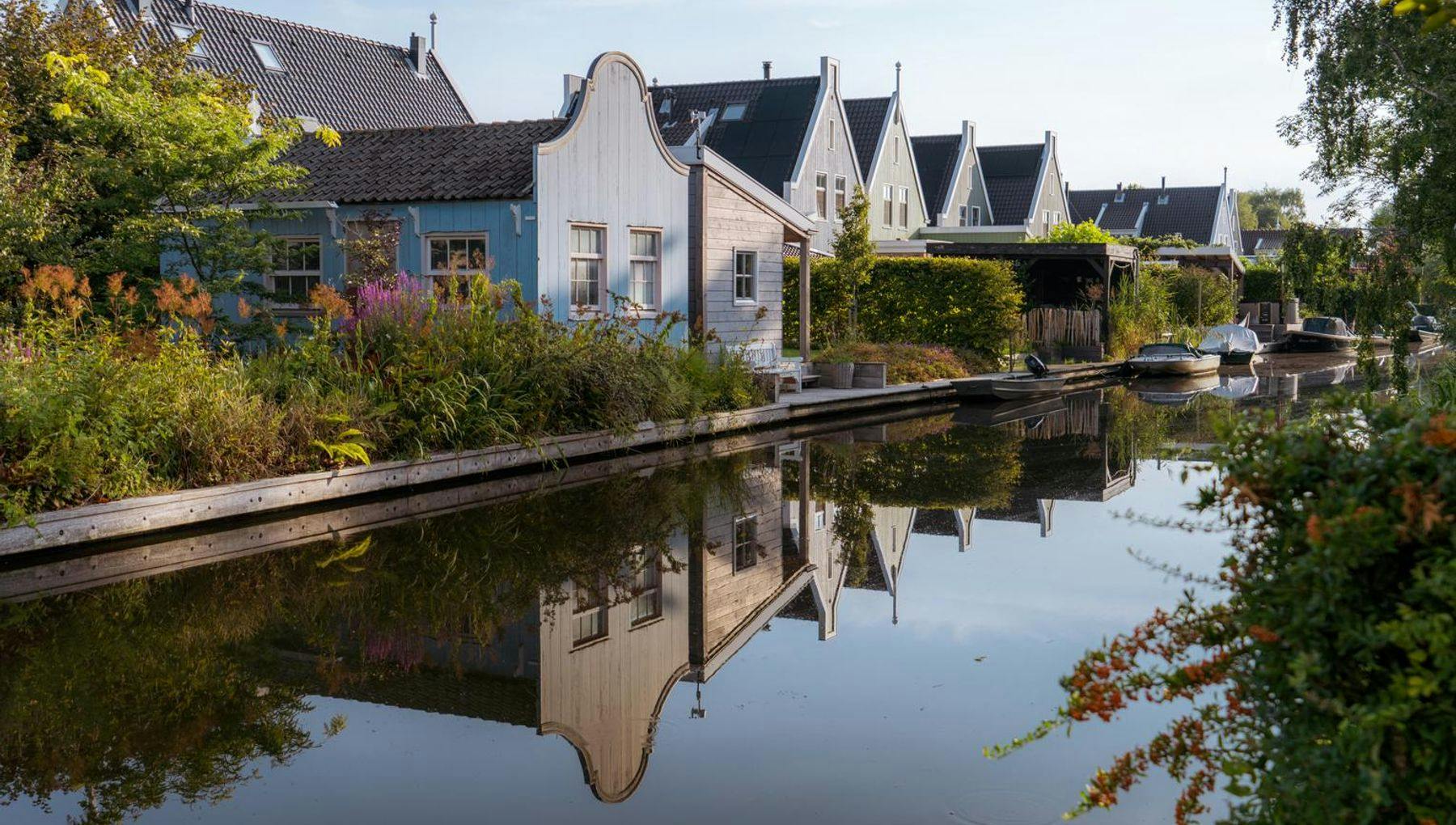 Westzaan is a so-called 'Lintdorp', a village where the houses are built like a ribbon along the water).