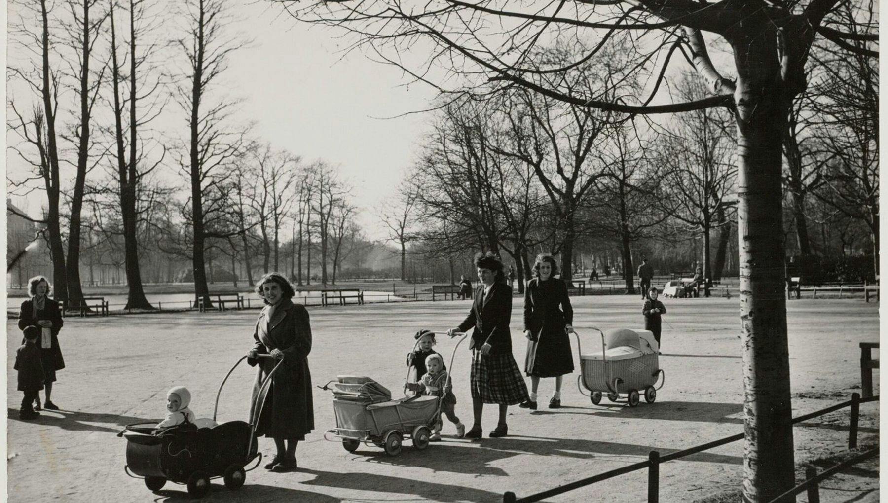 Vondelpark mothers with children archive photo
