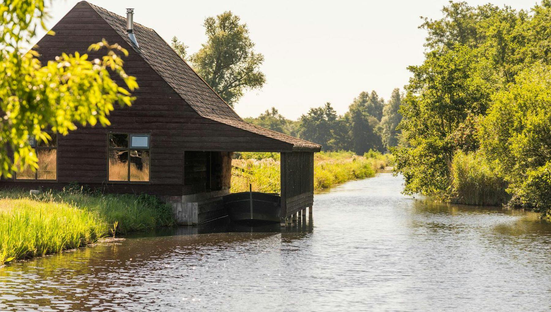 Het Naardermeer is a green oasis with clear water, dense swamp and marshy meadows.