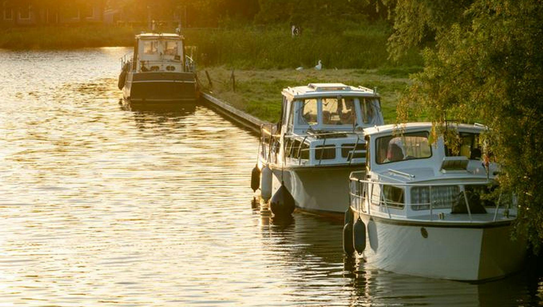 Docked boats at the Broek in Waterland lake