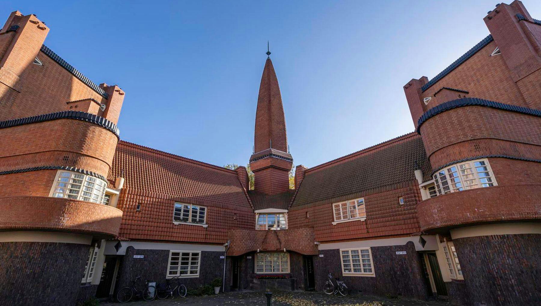 Museum Het Schip under a clear blue sky, located at Oostzaanstraat, Spaarndammerbuurt.