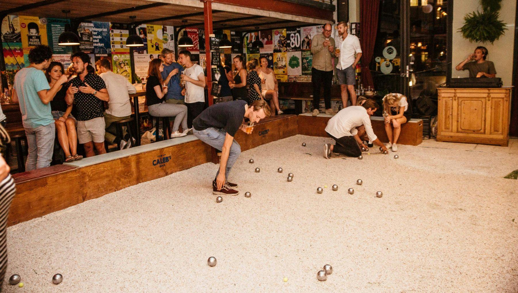 Mooie Boules people playing jeu de boules