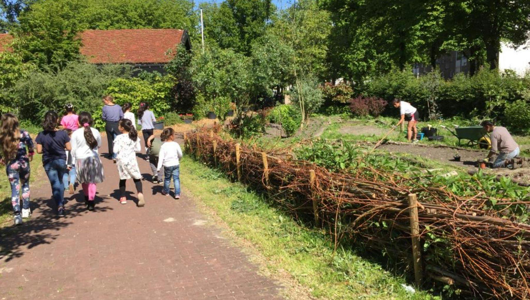 Stadsboerderij Osdorp garden with kids