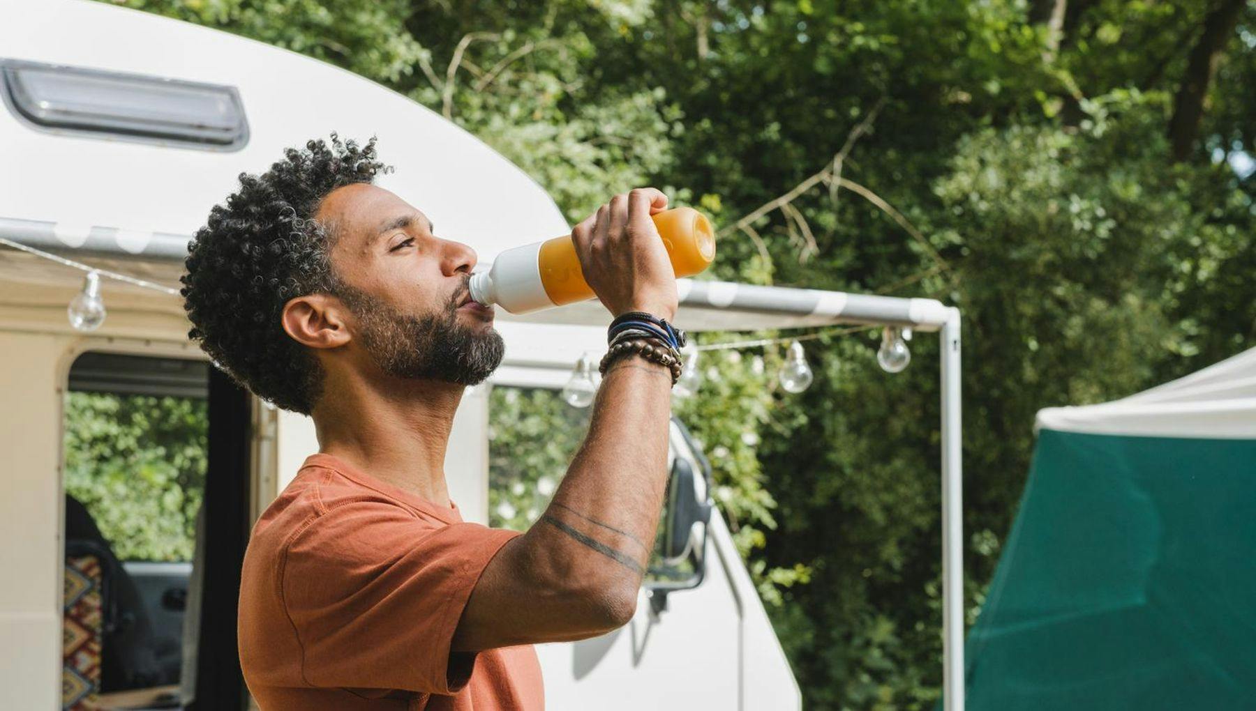 Man drinks from a Dopper bottle harvest sun