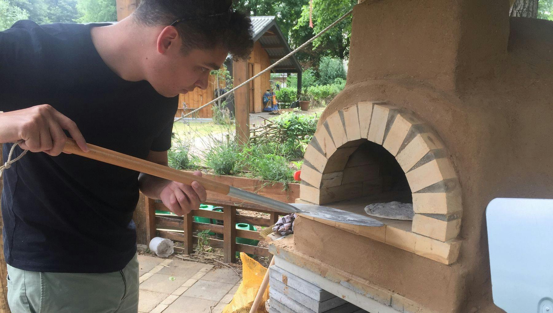 Stadsboerderij Osdorp man baking pizza in oven