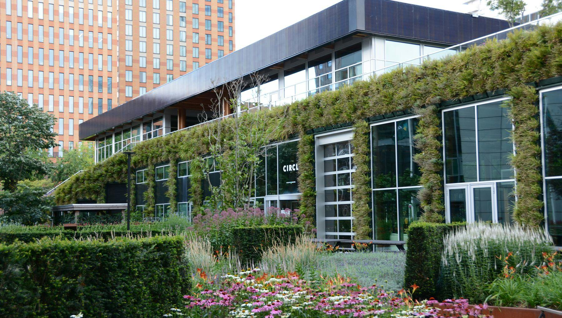 The Circl is a new hotspot in the Zuidas business district, with a restaurant and a rooftop bar. You can go to Circl to work, have a drink or a meal, meet people or attend a lecture.