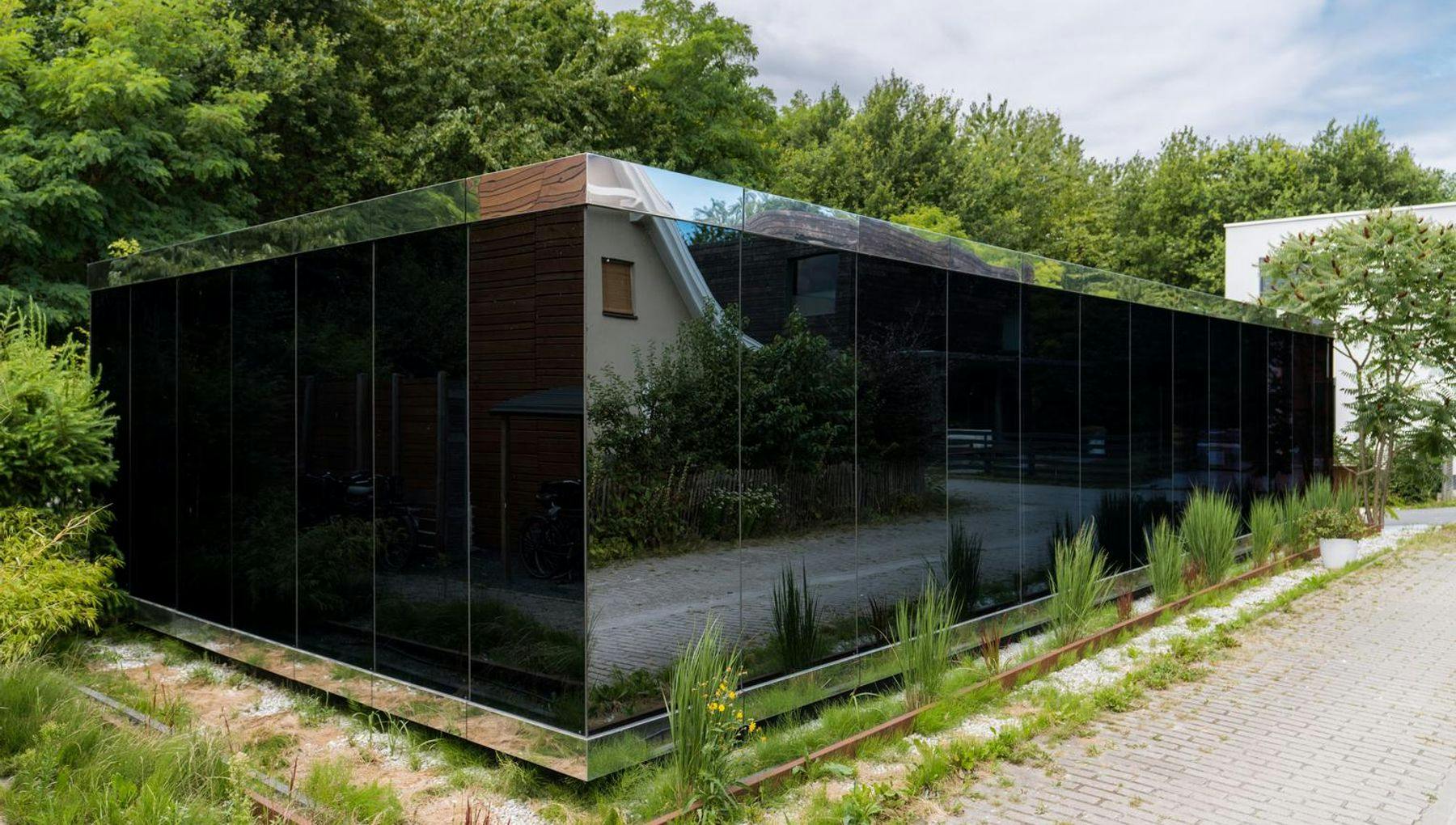 Het Spiegelhuis (The Mirror house) is a modern house in De Eenvoud in Almere.