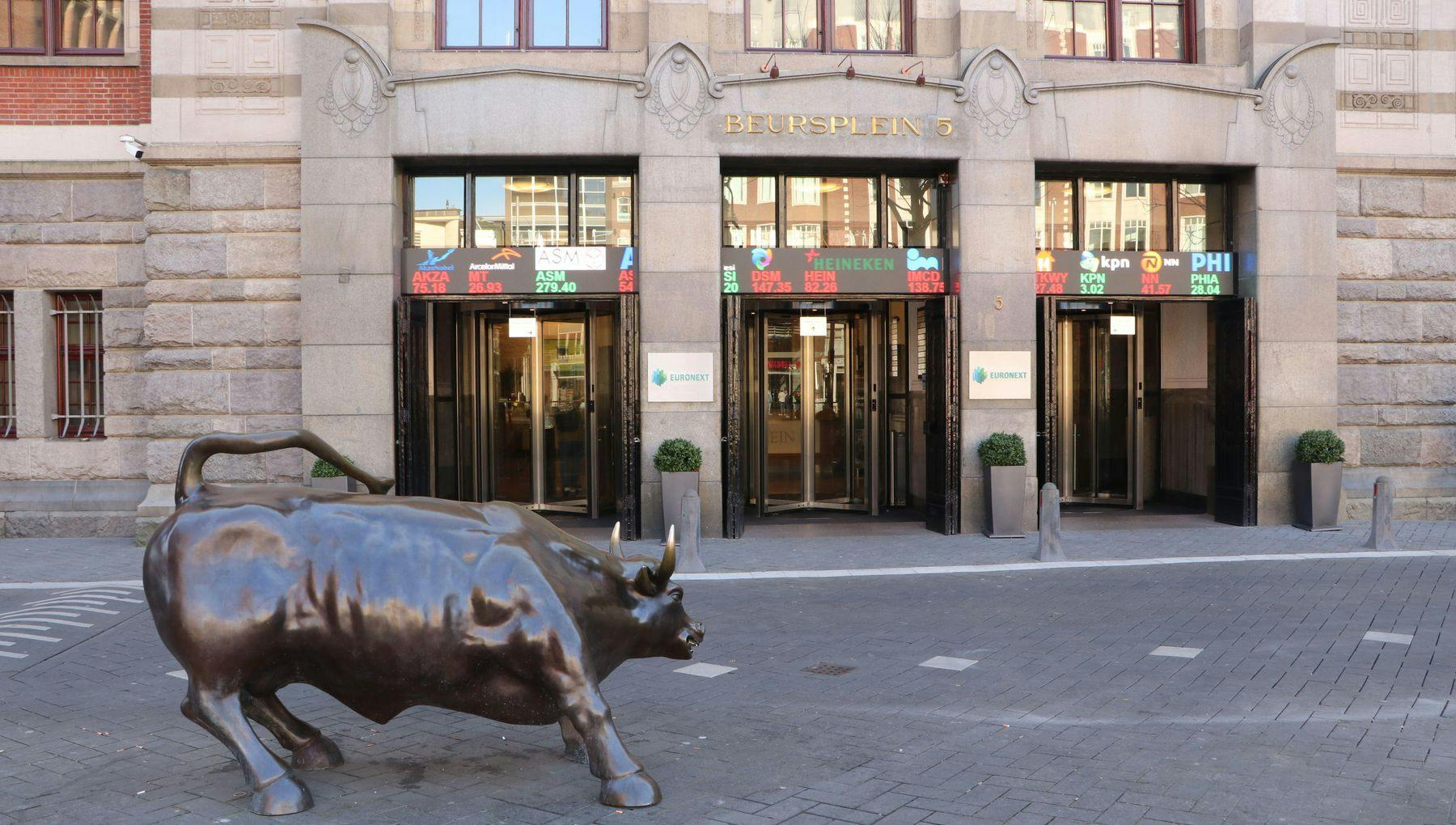 2J16FXB Amsterdam Stock Exchange building with bronze sculpture of bull by Arturo di Modica, the Netherlands, March 2022
