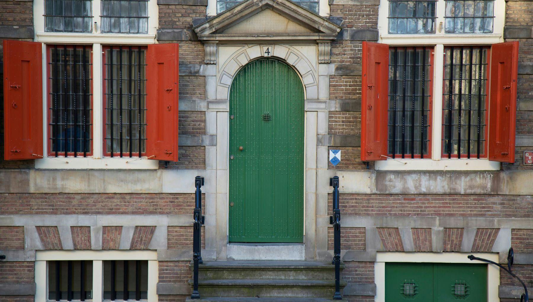 The green door facade of Museum Rembrandthuis.