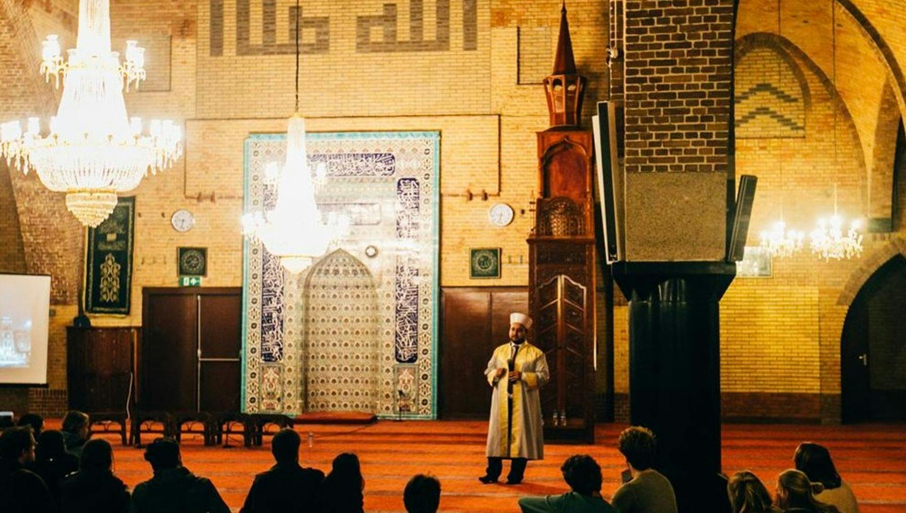People at the Fatih Moskee - Hunkaar