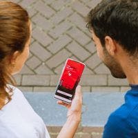 Couple using the I Amsterdam App