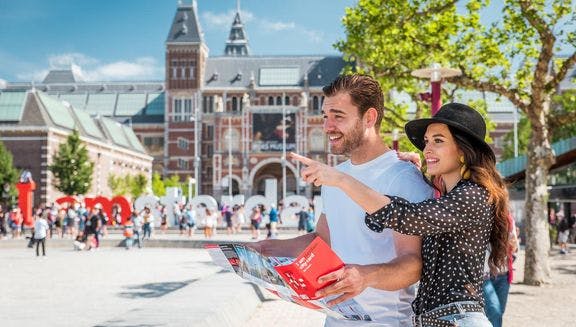 A couple at the Museumplein holding a city card map