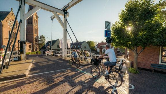 A cyclist crosses the church bridge (Kerkbrug) in the direction of the Sint Urbanus church.