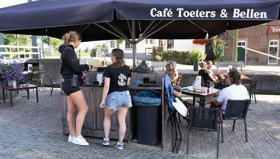 People enjoying themselves at the nice terrace of Café Toeters en Bellen in Weesp