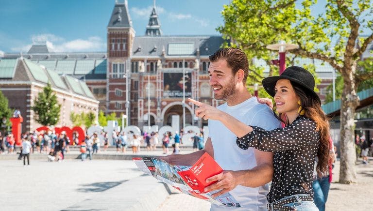 A couple at the Museumplein holding a city card map