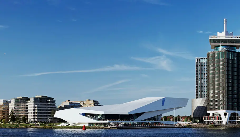 Eye Filmmuseum met rechts de ADAM Toren