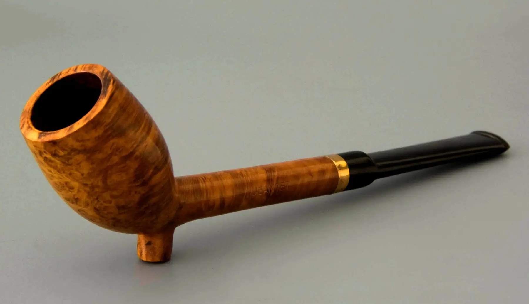 Moderne houten pijp in de vorm van een traditionele Goudse kleipijp: ovale kop met hiel