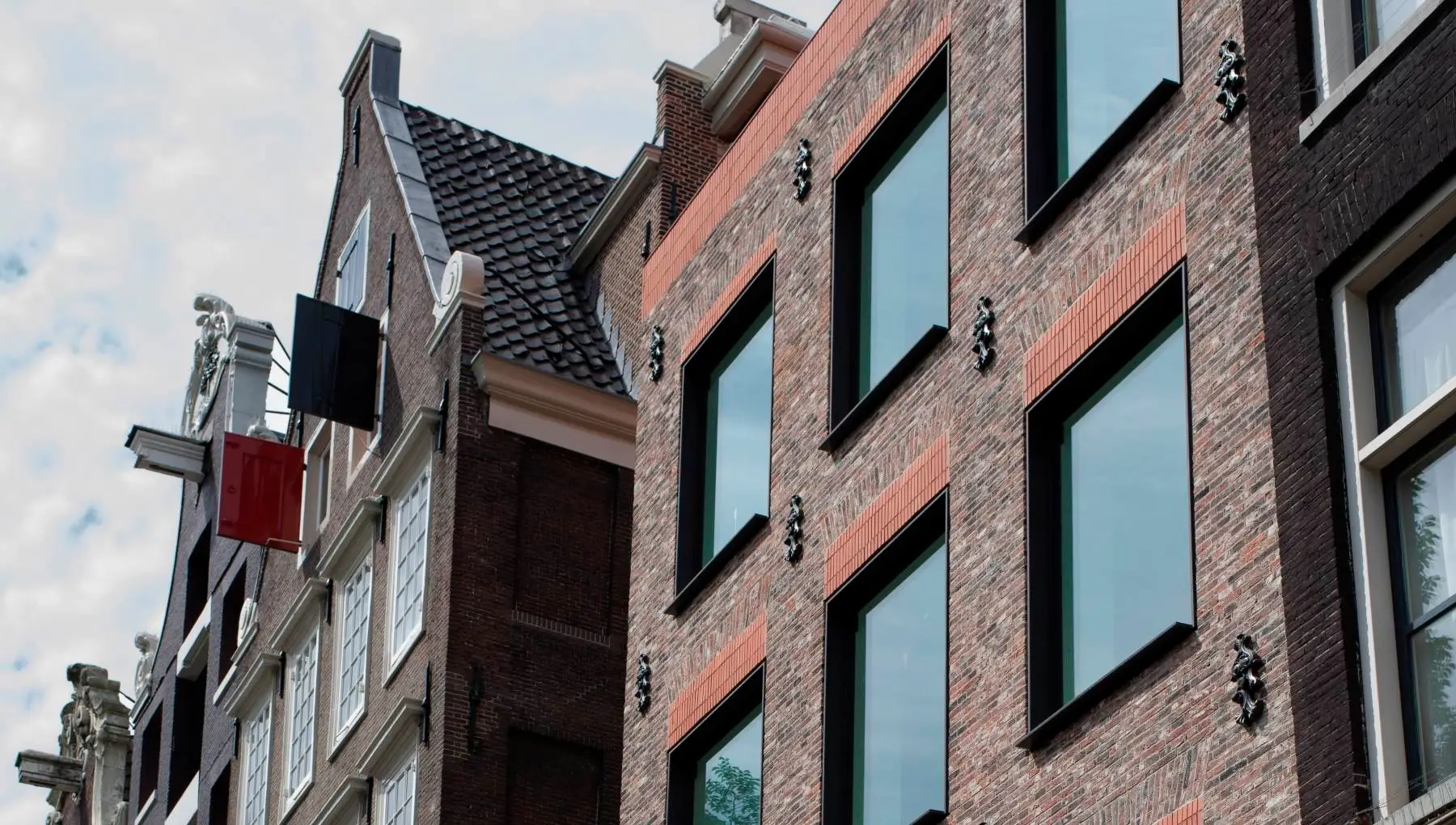 Ons Lieve Heer op Solder - Het oude monument en het nieuwe entreegebouw