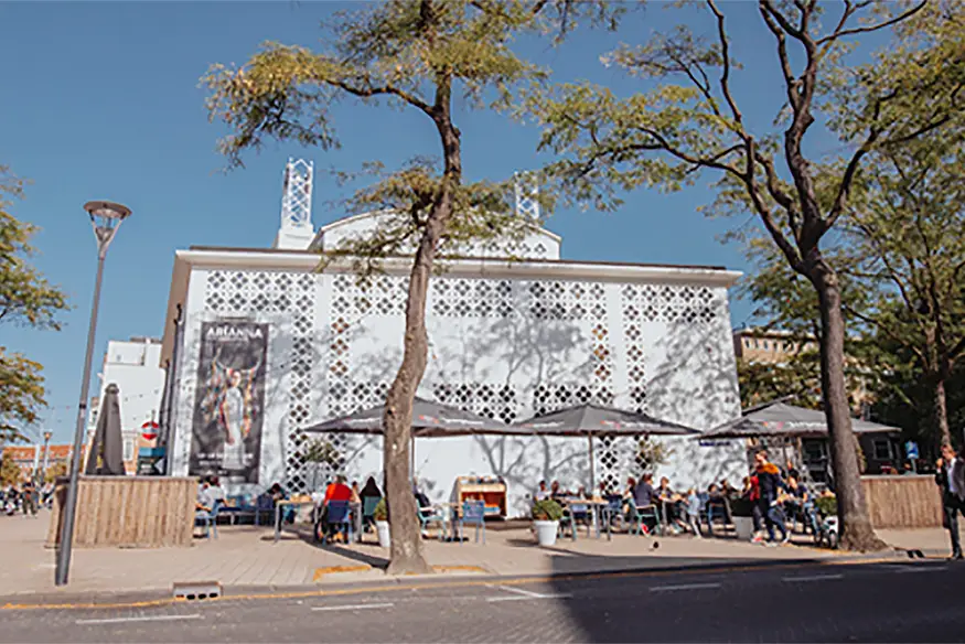 Podium Mozaïek met terras van Café Mozaïek