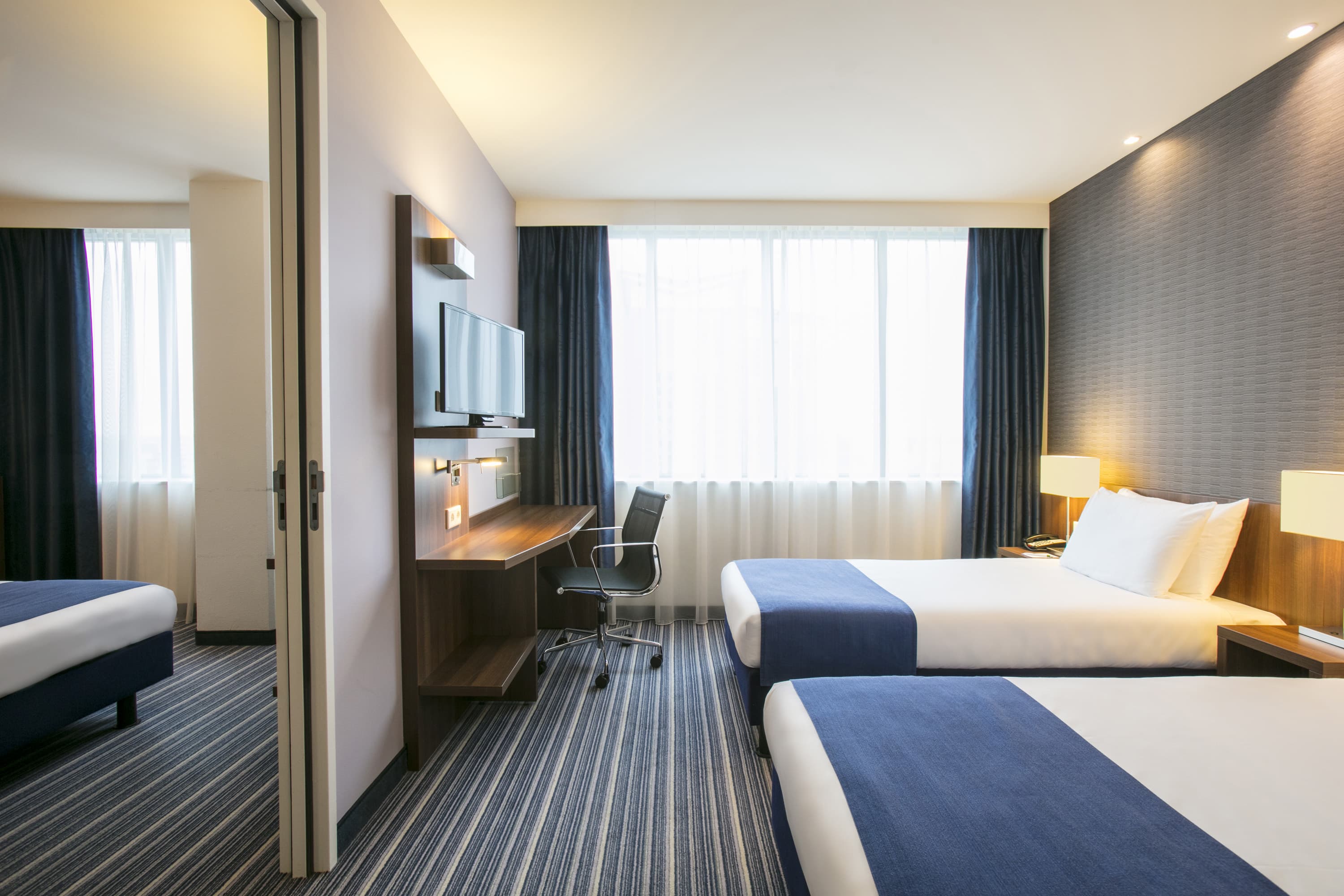 Connecting room