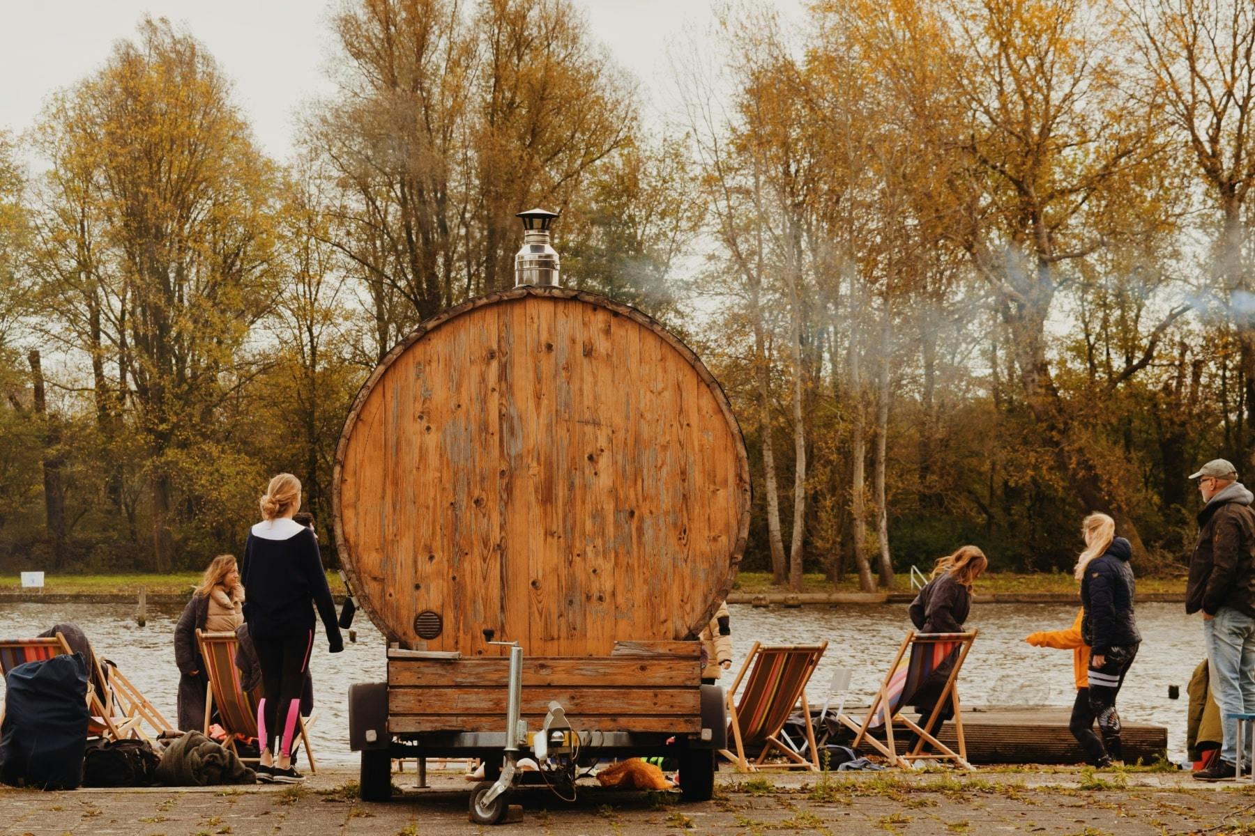The barrel sauna was rented to pilot the concept of Warm Hearts in the neighborhood. Warm Hearts sauna will be built to float in Sloterplas.