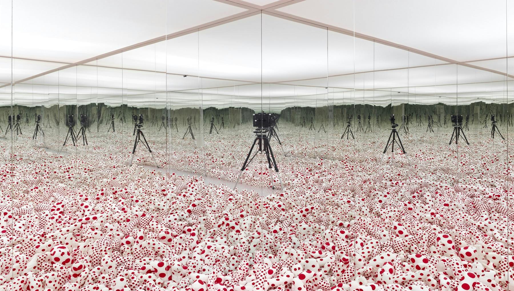 Yayoi Kusama, Infinity Mirror Room - Phalli's Field (Floor Show), 1965/1998.