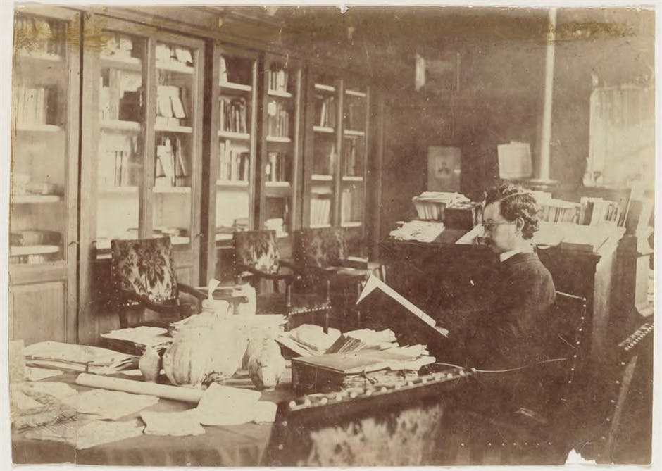 Mr. Nicolaas de Roever (1850-1893), gemeentearchivaris, in zijn werkkamer, circa 1890.