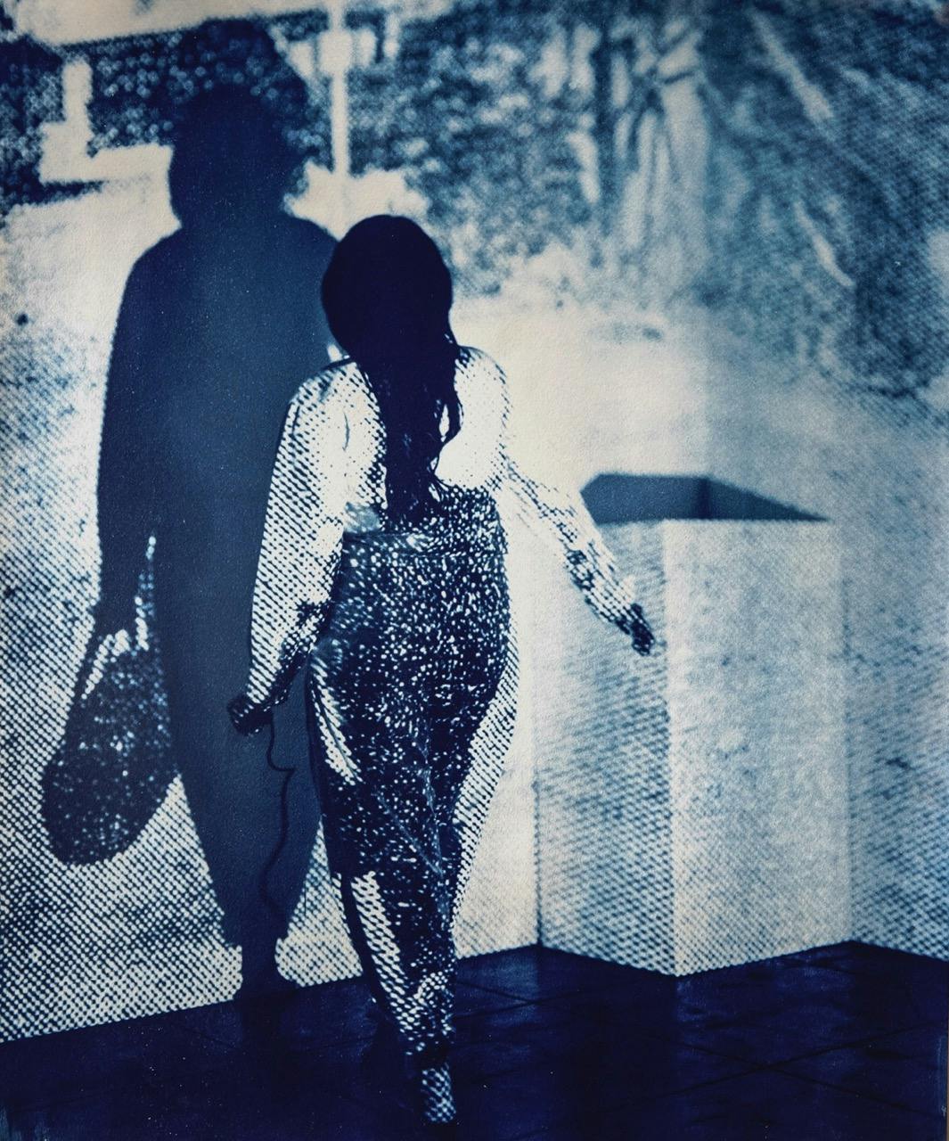 Self Portrait as Walking Woman with Bag, 1979 Lima, Peru / 2019, Los Angeles, CA, uit de serie 1979 Contact Negatives, 2019