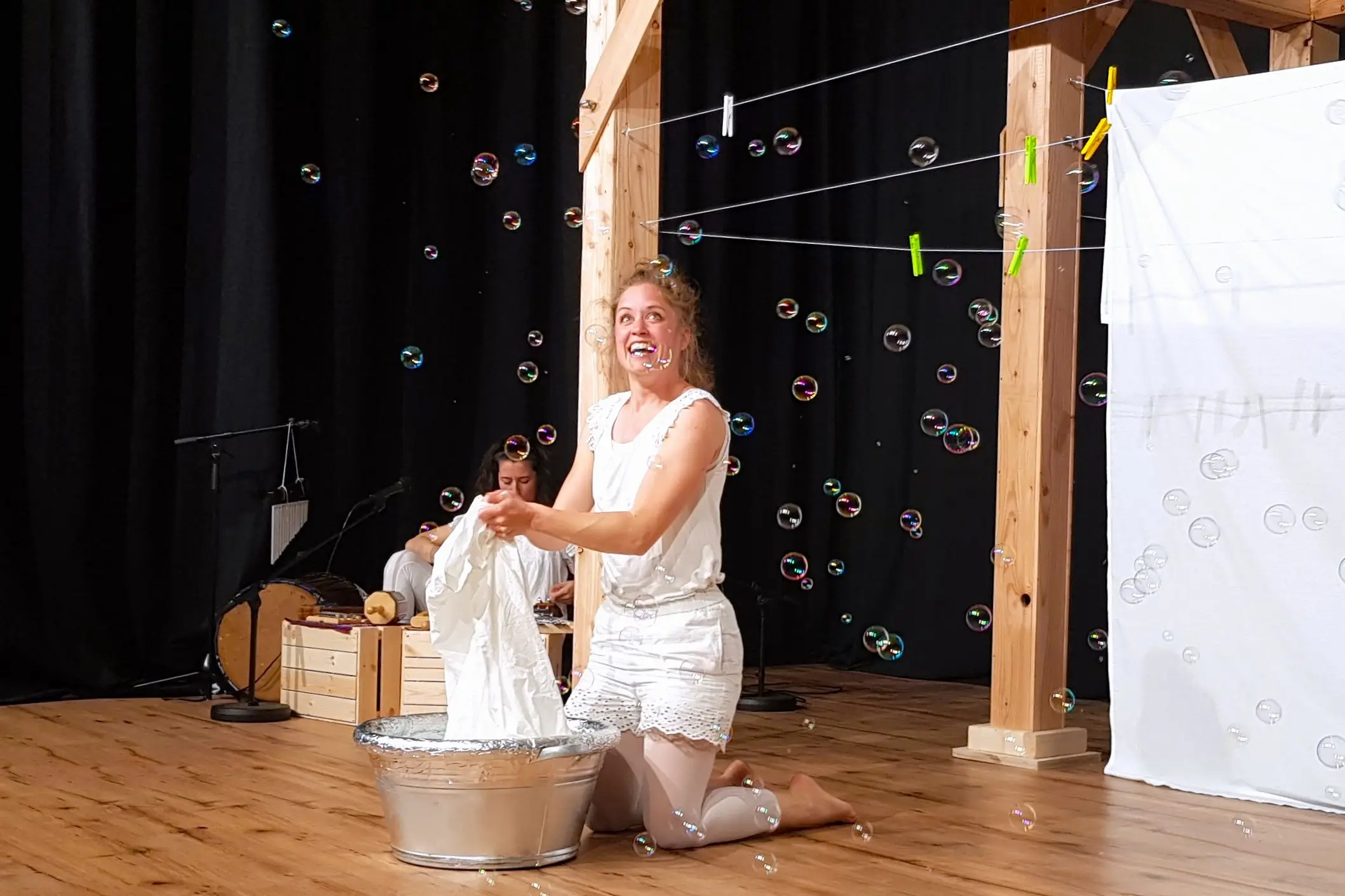 Spelen met zeepbellen bij het kleding wassen