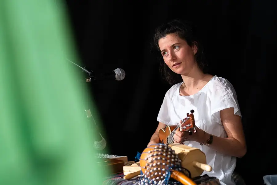 De voorstelling wordt begeleid door live muziek