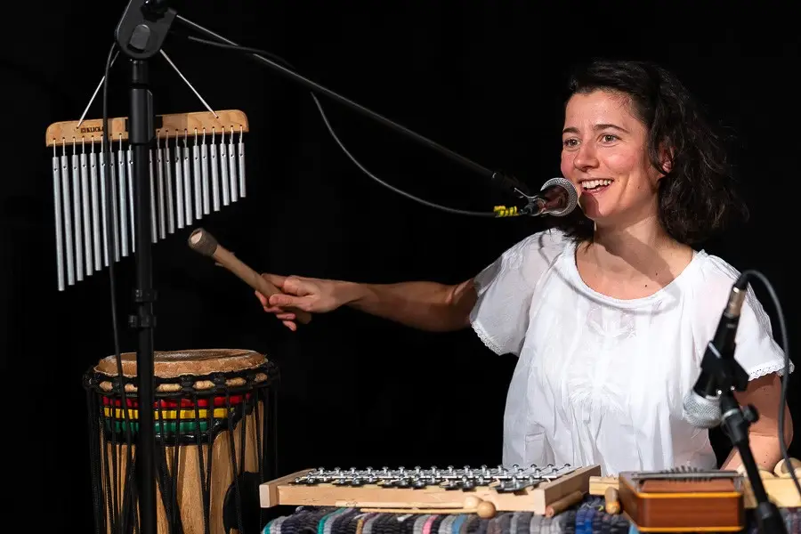 Laura Lotti achter de instrumenten