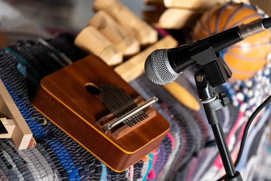 De muzikant speelt tijdens de voorstelling op verschillende instrumenten